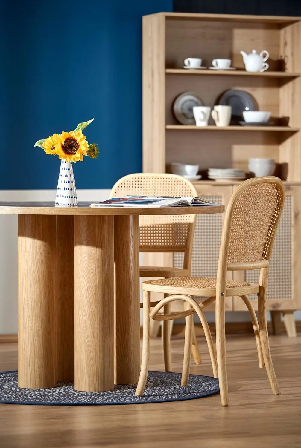 Stół Elefante okrągły do jadalni skandynawski