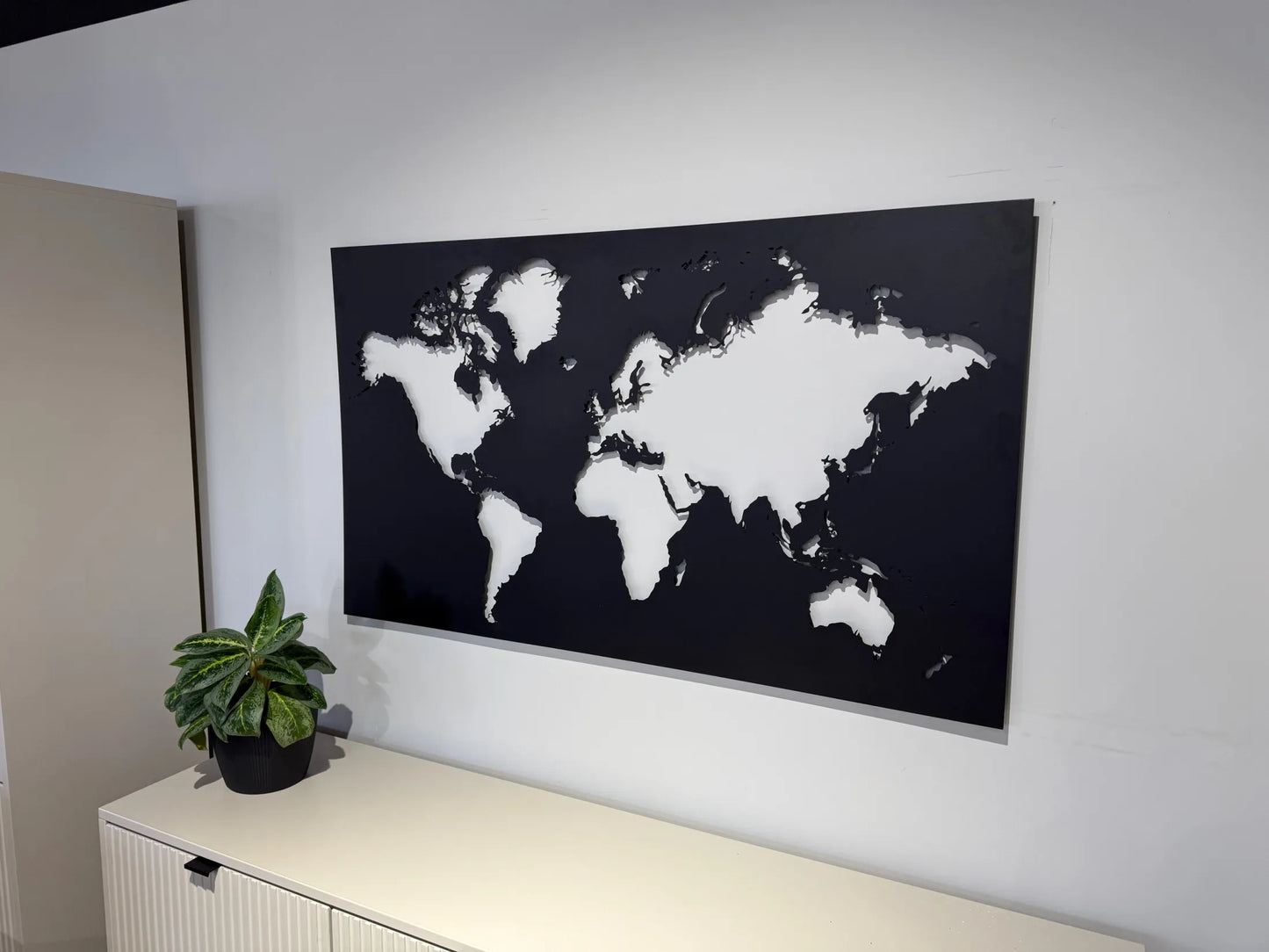 Mapa świata metalowa czarna nowoczesna
